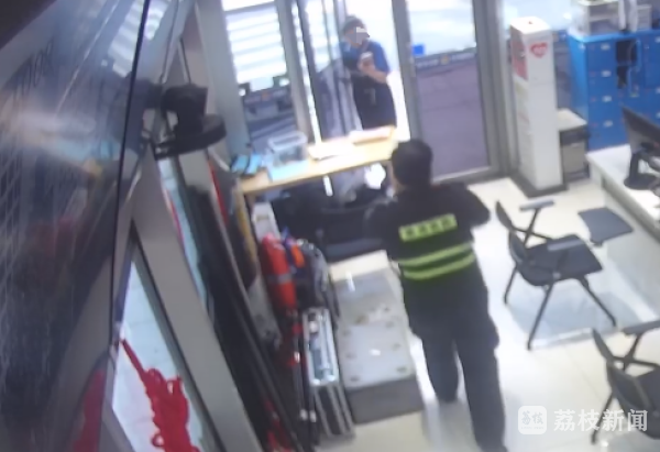 七星配资  用时两分钟！辅警百米冲刺帮便利店灭火