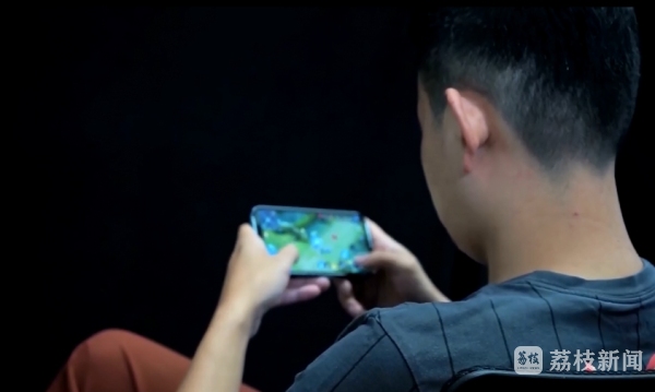 鸿岳资本配资 孩子玩游戏被骗8900多元 民警及时冻结账户拦截