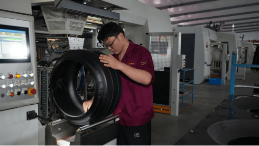 ▲胎胚制作成型后六六配资，工作人员进行检查。刘浩 | 摄