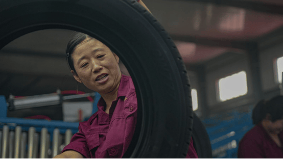 ▲厂内工人对轮胎做最后的检查。刘浩 | 摄